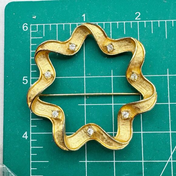 SARAH COVENTRY Large Gold Tone Wreath Ribbon & Rhinestone Pin Brooch Vintage - Picture 4 of 8